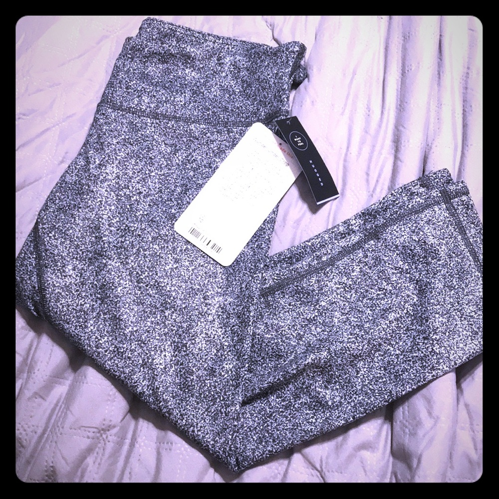 NWT blk/white Lululemon WUC size 10 Luxtreme/Lycra